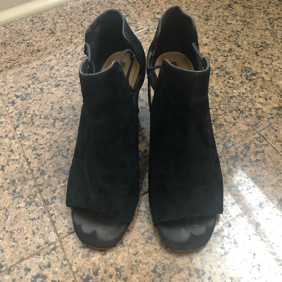 Tahari TA-Post Black Peep Toe Classic Pumps - Picture 9 of 10